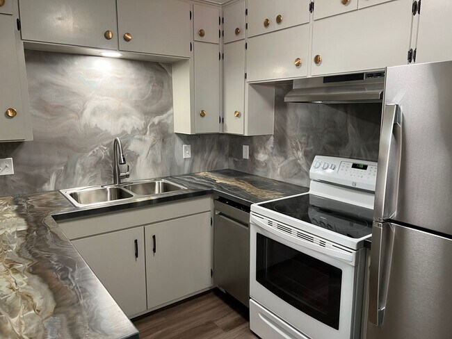 Building Photo - Updated 2-bedroom duplex in Thurston!