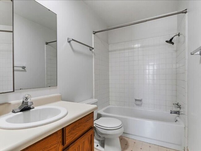 Building Photo - SANDY  2 BED 2 BATH CONDO, small pet OK