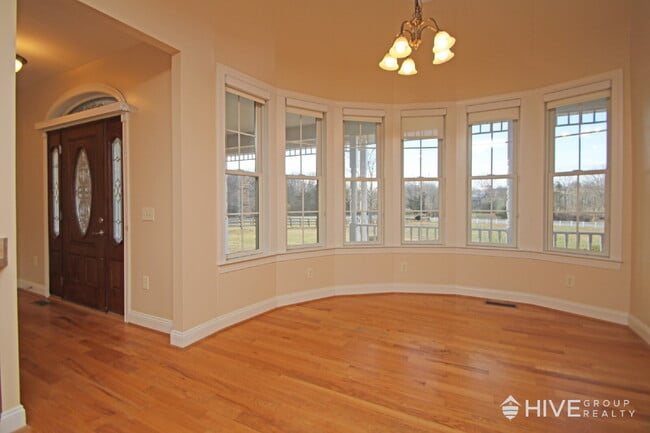 Building Photo - Peaceful One-Level Living with Mountain Views