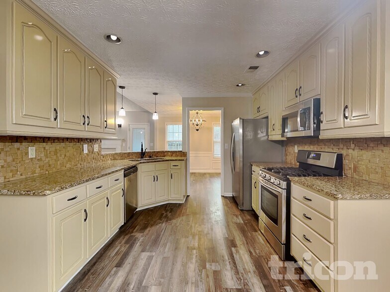 Building Photo - 915 Chapel Hill Dr SE