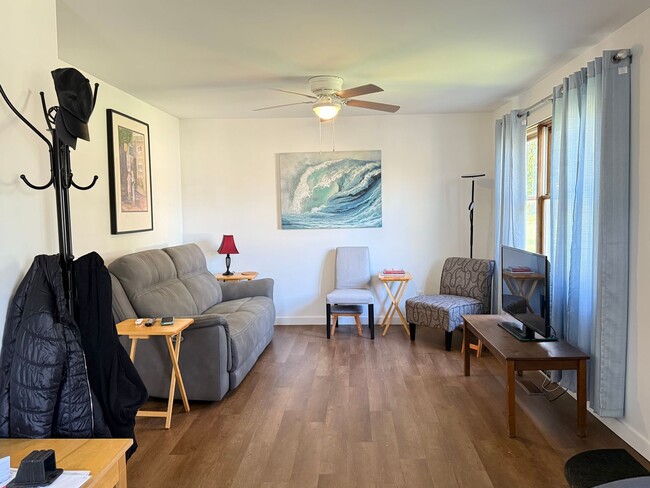Building Photo - 2 BDRM, 10 MONTH LEASE AVAIL AUGUST-MAY (2...