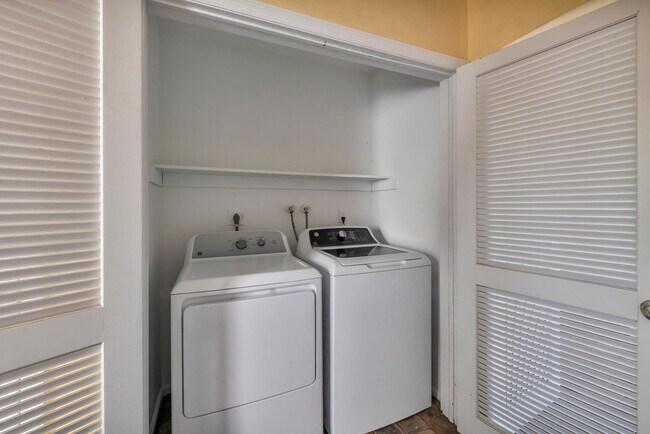 Building Photo - 900 NE 4th St