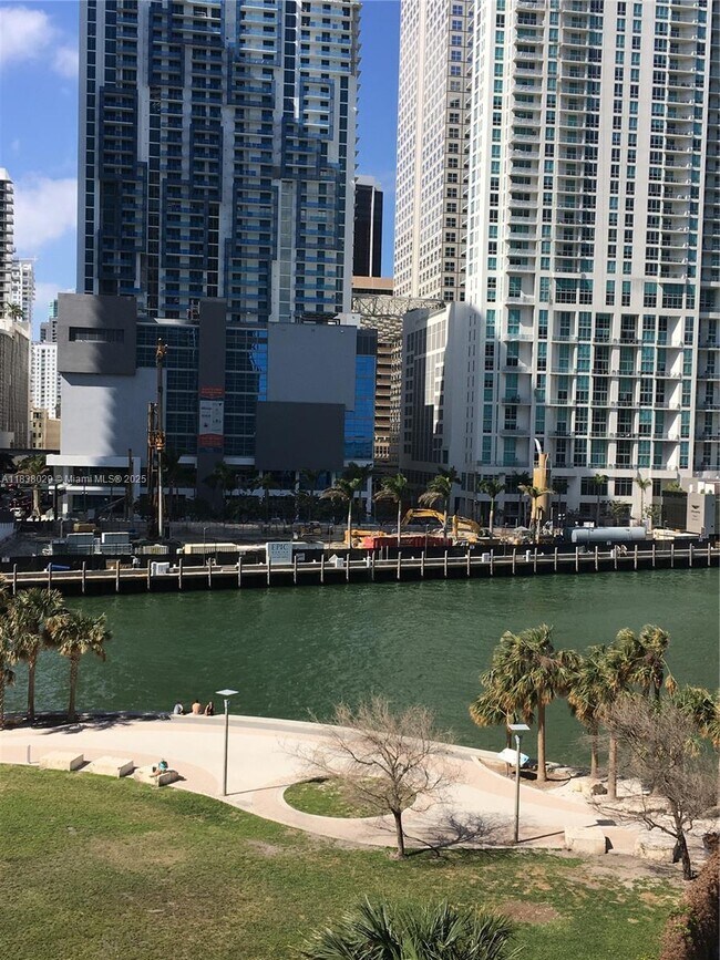 Building Photo - 465 Brickell Ave
