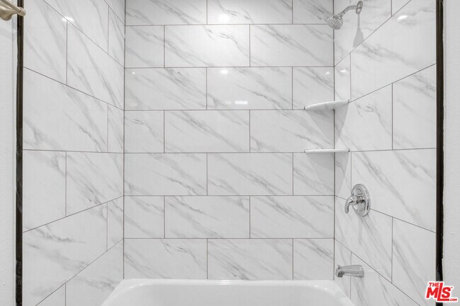 Building Photo - 618 E 28th St