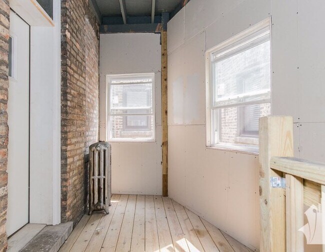 Building Photo - 2209 W Foster Ave