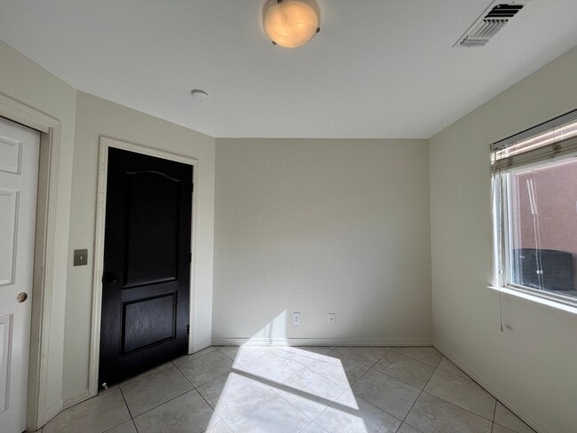 Building Photo - 946 St Ann Dr