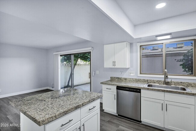 Building Photo - 14 E Hermosa Dr