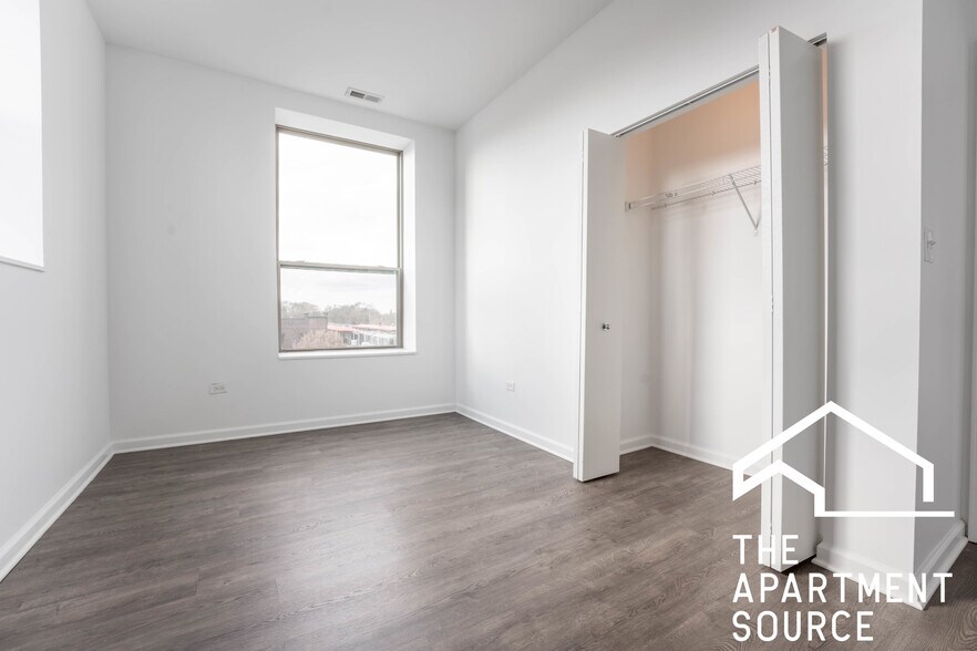 Building Photo - 932 W Dakin St