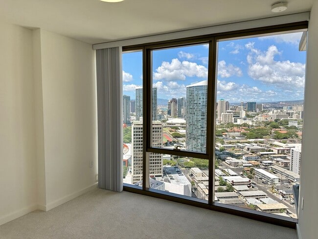 Building Photo - Resort style living at SKY 1/1/1