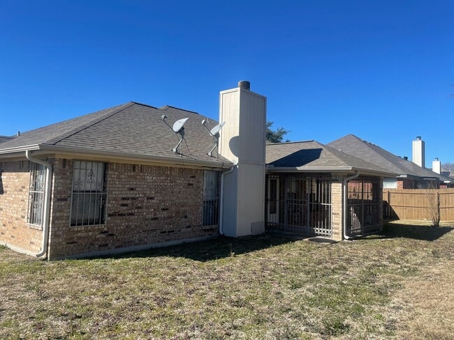 Building Photo - Super Cute Corner Lot House Ready to be called your HOME.