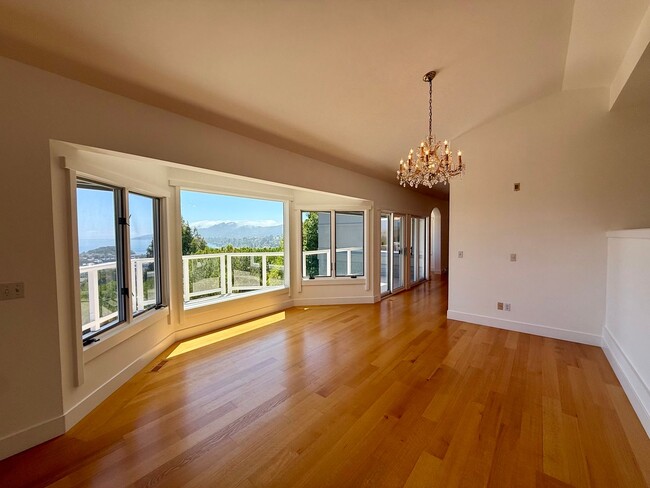 Building Photo - 51 Via Los Altos
