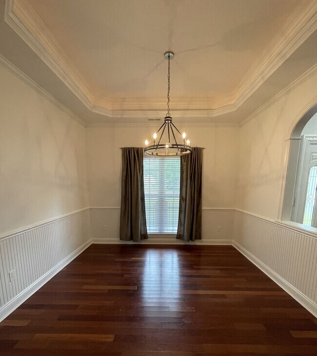 Building Photo - Move-In Incentive - $200 off first month's rent
