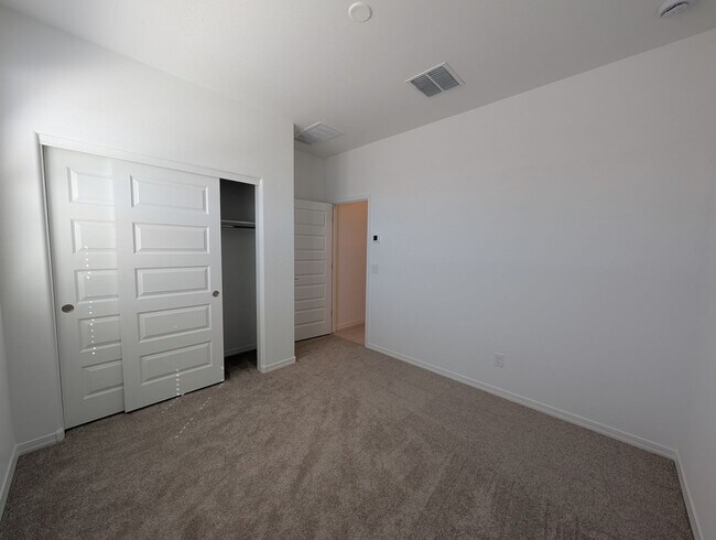 Building Photo - 4 Bedroom 3 Bathroom Home