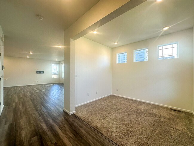 Building Photo - East Facing 3bd 2.5ba paired home in Senderos Creek!