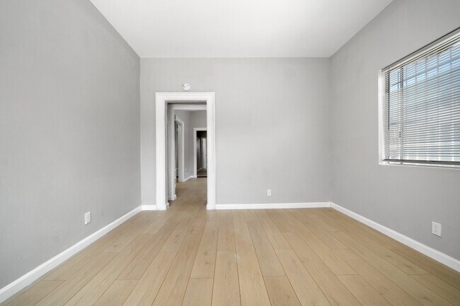 Building Photo - 2034 Eastlake Ave