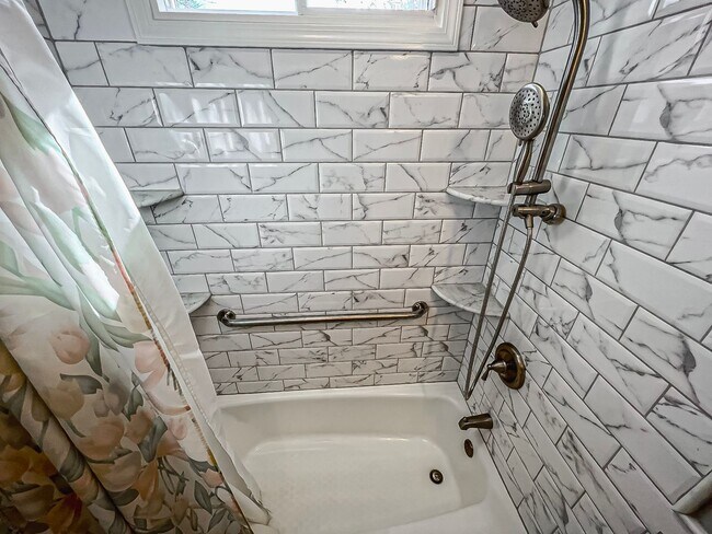 Building Photo - Cheerful 2 Bedroom 2 Bathroom with Spaciou...