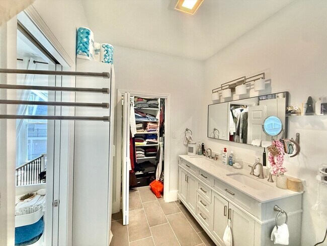 Building Photo - 13 Schuyler St