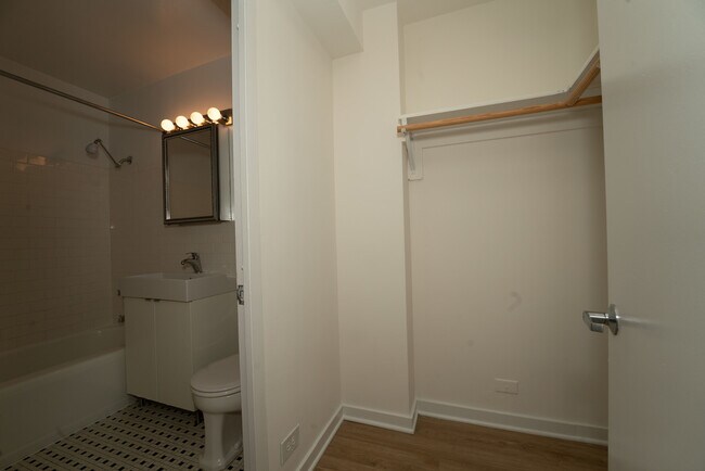 Building Photo - 3130 N Lake Shore Dr