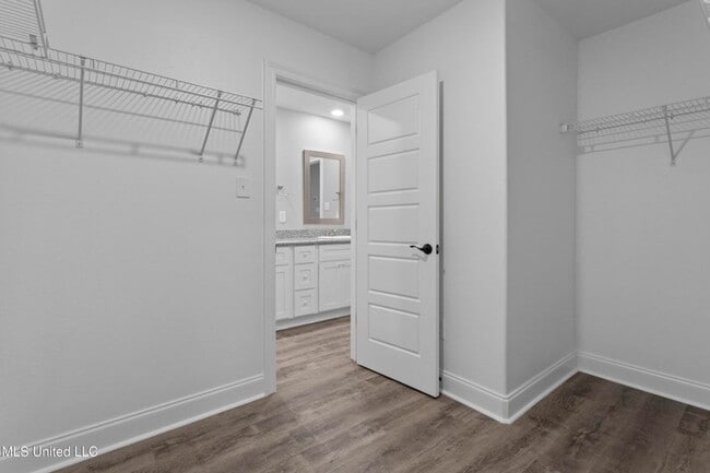 Building Photo - 3 Bed / 2 Bath Home – Modern Finishes & Convenient Location