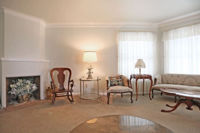 Building Photo - Two-story, 3BR/2.5BA Single family home including Lower-Level Suite with Bath & Kitchenette in Gl...