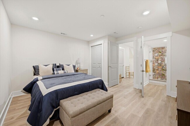 Building Photo - Detached Luxury 4BR/3B Retreat with Skyline Rooftop Deck, Wet Bars, Driveway & Massive Yard