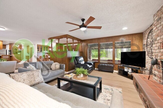 Building Photo - 9635 Oak Leaf Way