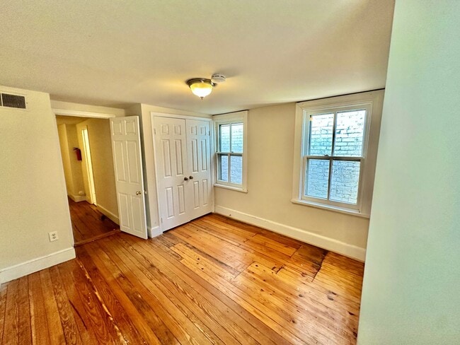 Building Photo - Glamorous Georgetown 2 Bedroom Historic Row Home with Patio
