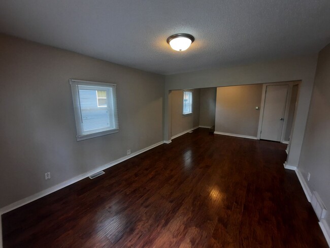 Building Photo - 2 Bedroom, 1 Bathroom rental home with gar...