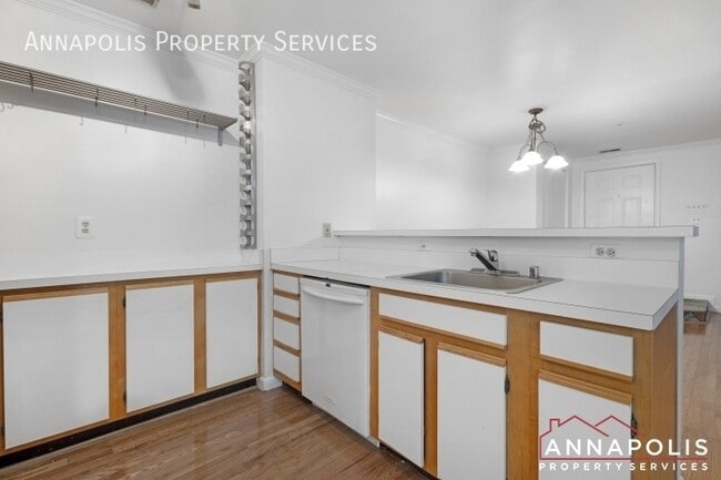 Building Photo - 10 Greystone Ct