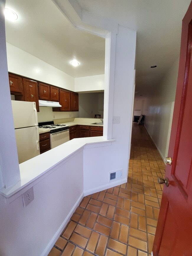 Building Photo - 159 King George St