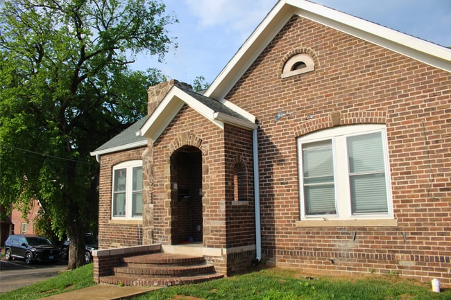 Building Photo - 8BR/6BA Fort Sanders Home Near UTK | Avail...