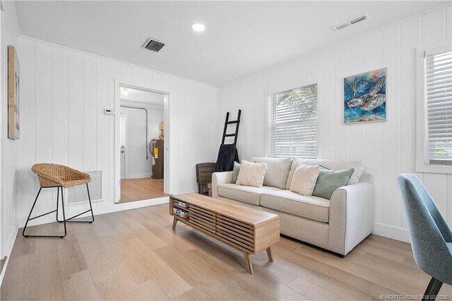 Building Photo - 901 E Madison Ave