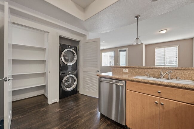 Building Photo - Luxury 2 Bedroom, 2.5 Bath Townhome Near D...