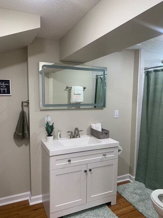 Building Photo - Spacious Benson Bungalow - 4BD 2B