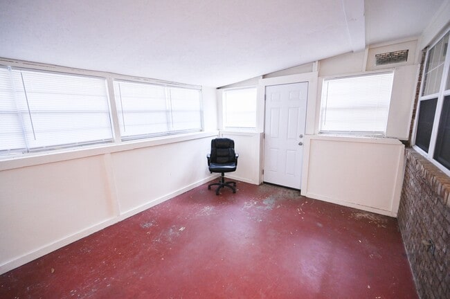 Building Photo - 700 Spratt St