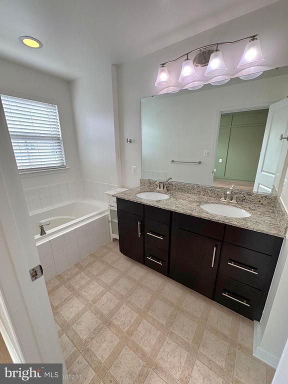 Building Photo - 9160 Landon House Ln