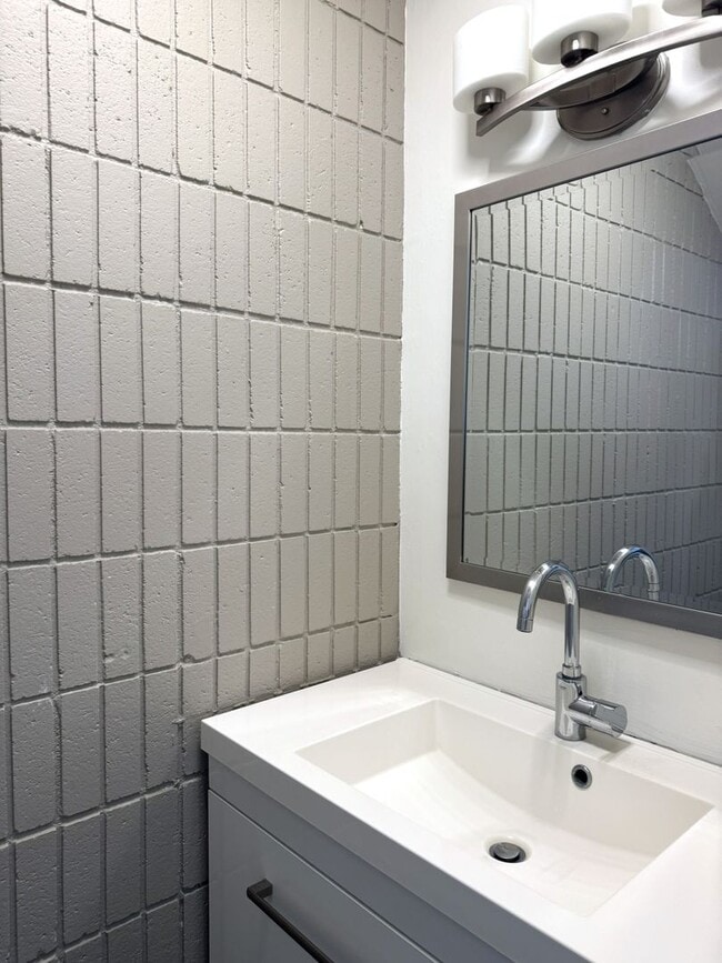 Building Photo - Koko Isle Circle - Renovated 3 bedroom, 2.5 bath townhome with carport