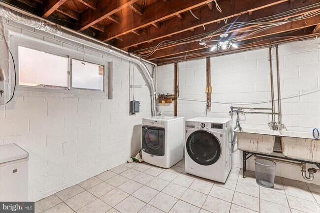 Building Photo - 5813 Midhill St