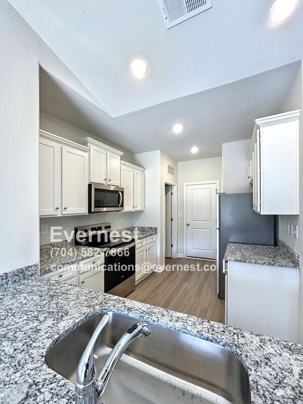 Building Photo - 221 Aniston Ln