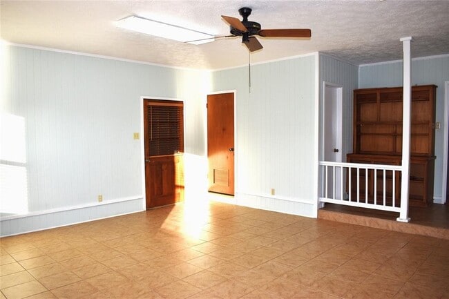 Building Photo - 1901 Mistletoe Ln