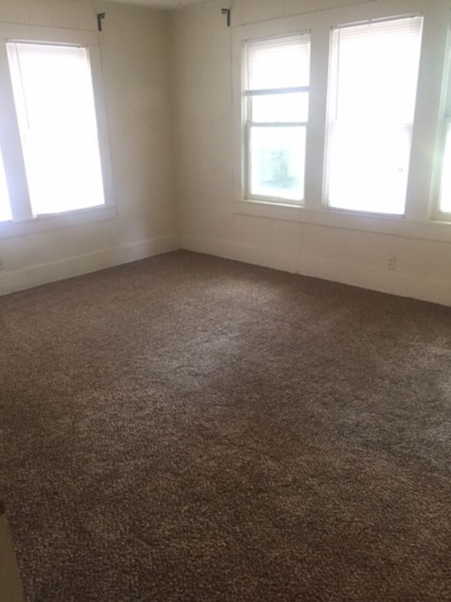 Building Photo - 2 BEDROOM 1 BATHROOM HOUSE WITH HUGE FENCED BACKYARD