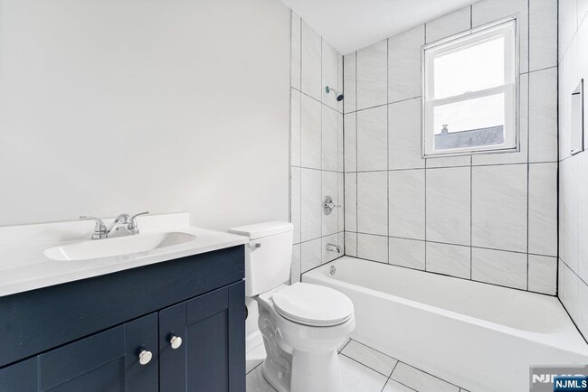 Building Photo - 16 John St