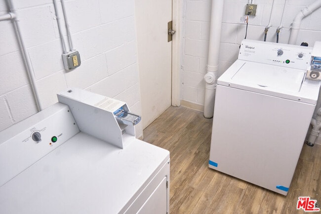 Building Photo - 842 11th St