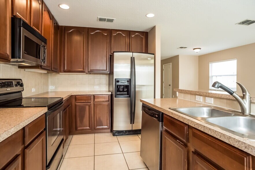 Building Photo - 12652 Somerset Oaks St