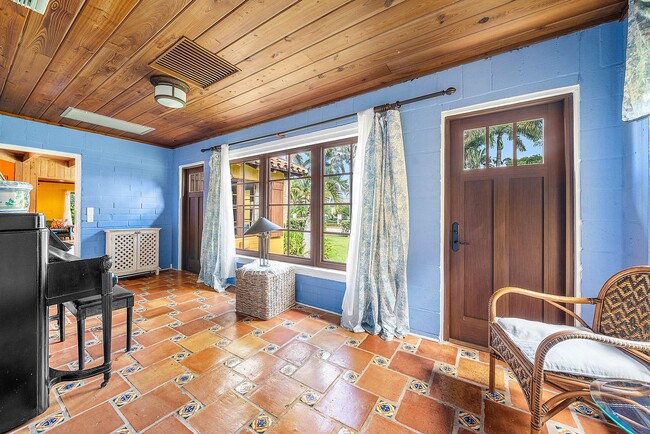 Building Photo - 334 Palm Trail