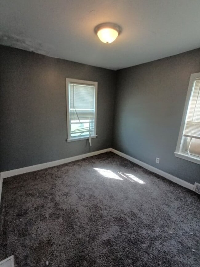 Building Photo - 4 bed/1bath bungalow! Now Available! $1250/mo