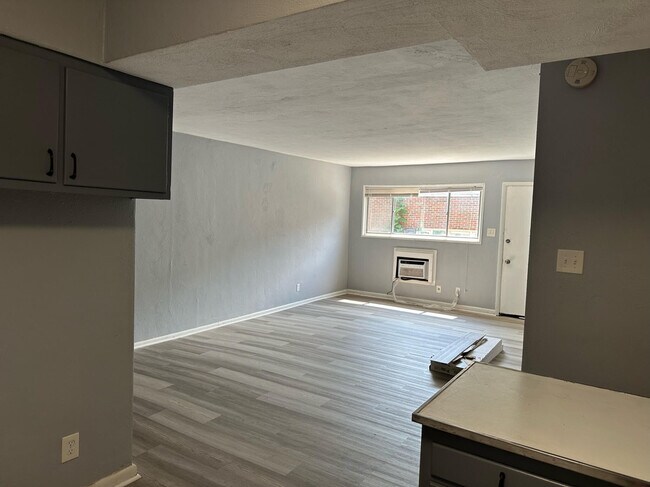 Building Photo - 1921 Oxford Cir