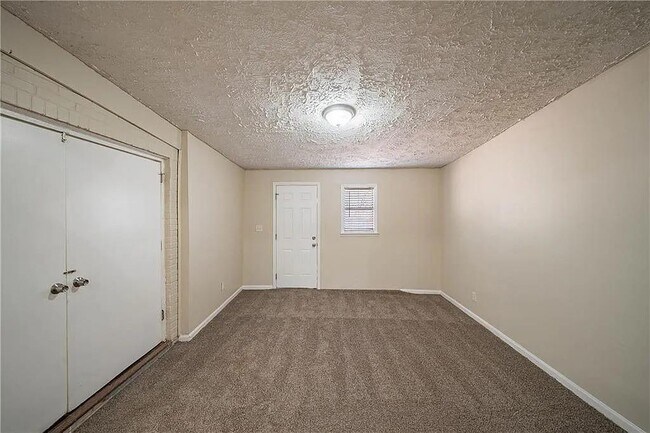 Building Photo - 16 Bromack Dr SE
