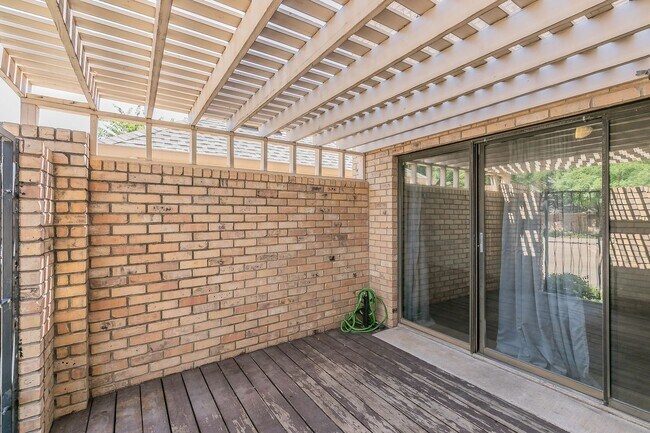 Building Photo - BEAUTIFUL and SPACIOUS Townhome in Ideal L...