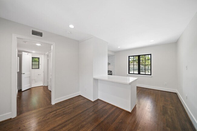Building Photo - 520 Lovett Blvd